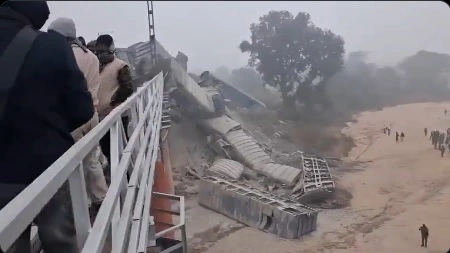 जमुई में सीमेंट लदी मालगाड़ी डिरेल: 15 डिब्बे पटरी से उतरे, पटना–हावड़ा ट्रैक 10 घंटे प्रभावित