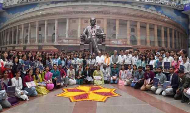 डॉ. अंबेडकर राष्ट्रीय मेधावी पुरस्कार 2025 | SC/ST छात्रों के लिए सम्मान एवं छात्रवृत्ति