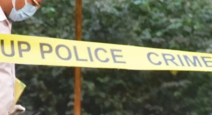 लखीमपुर में नाबालिग का शव कब्र से बाहर मिलने से मचा हड़कंप