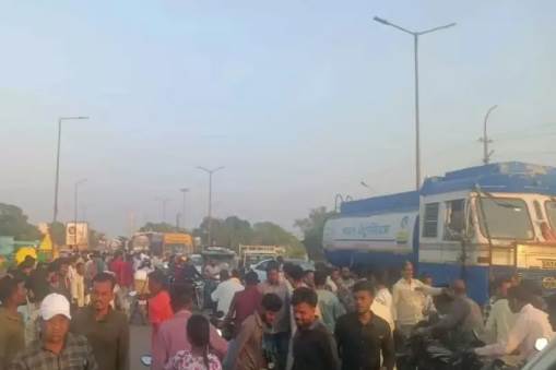 नवापारा राजिम पुल हादसा: ट्रक की टक्कर से युवक की मौत, एक गंभीर घायल