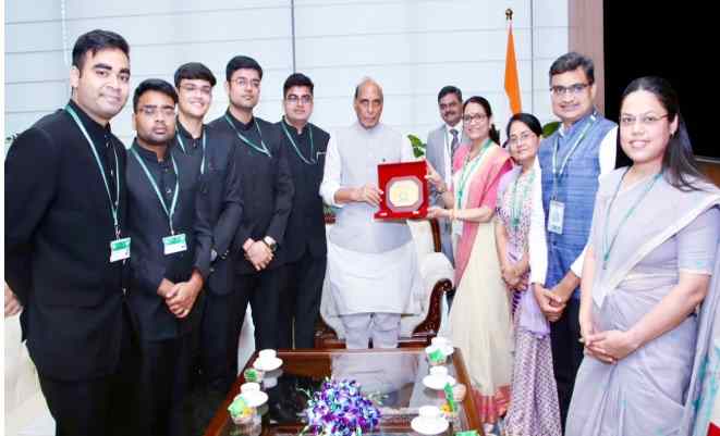 राजनाथ सिंह से मिले रक्षा संपदा सेवा के प्रशिक्षु अधिकारी, ‘सेवा भाव’ पर जोर