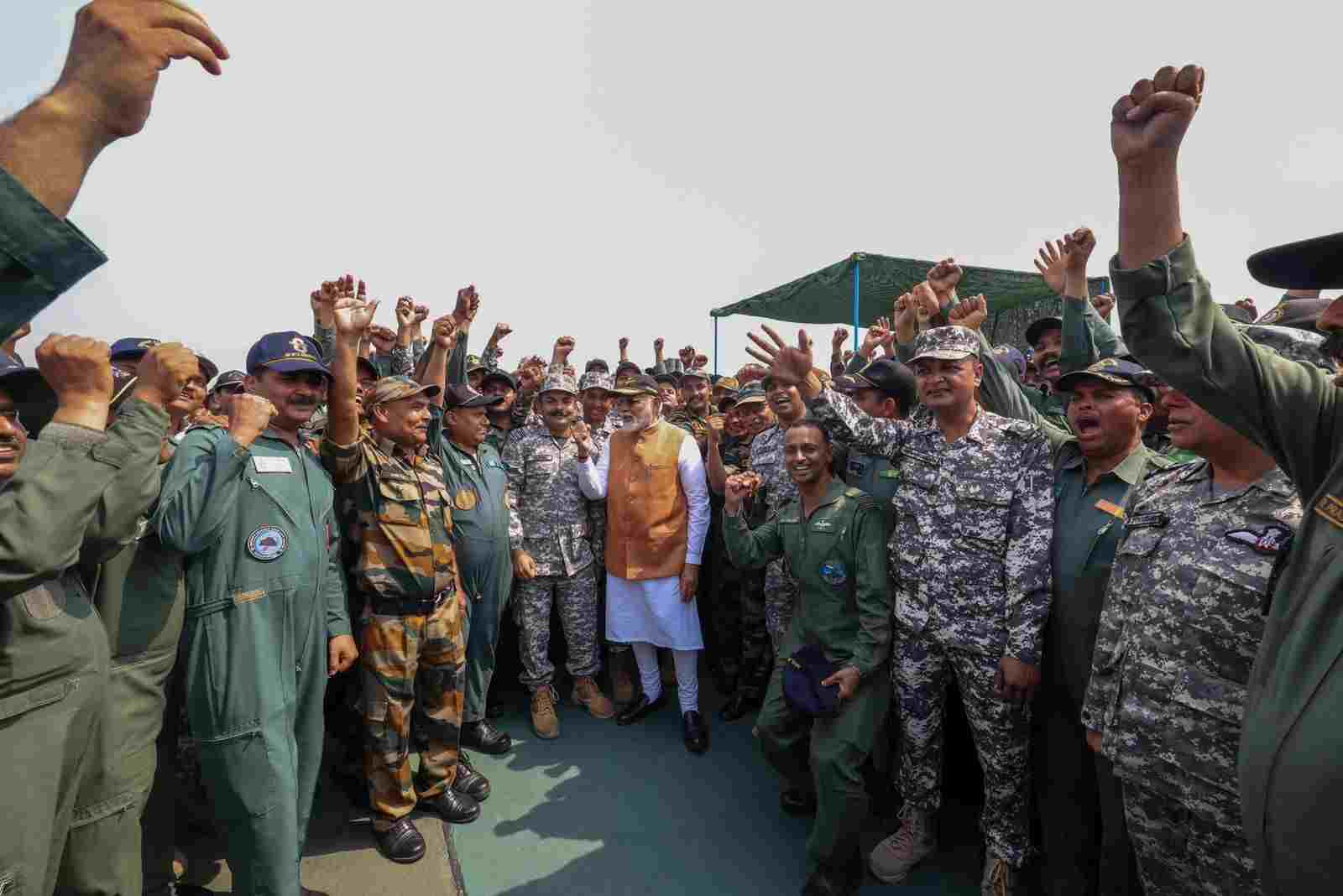 प्रधानमंत्री नरेंद्र मोदी ने वायु सेना स्टेशन आदमपुर का दौरा किया, बहादुर वायु योद्धाओं से की मुलाकात