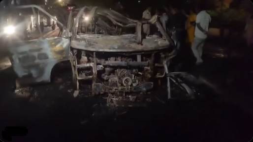 दिल्ली: मोतीबाग फ्लाईओवर के पास CATS एंबुलेंस में लगी आग, ऑक्सीजन सिलेंडर फटा; बाइक जलकर खाक