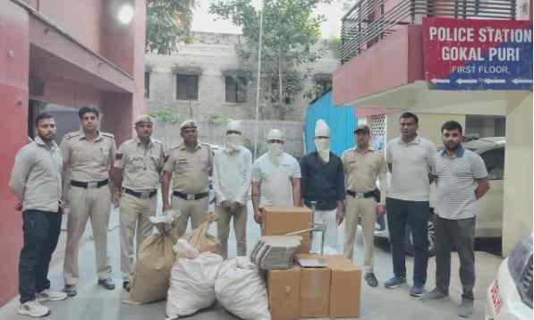 दिल्ली में अवैध पटाखा फैक्टरी का भंडाफोड़, 34 किलो विस्फोटक पाउडर बरामद