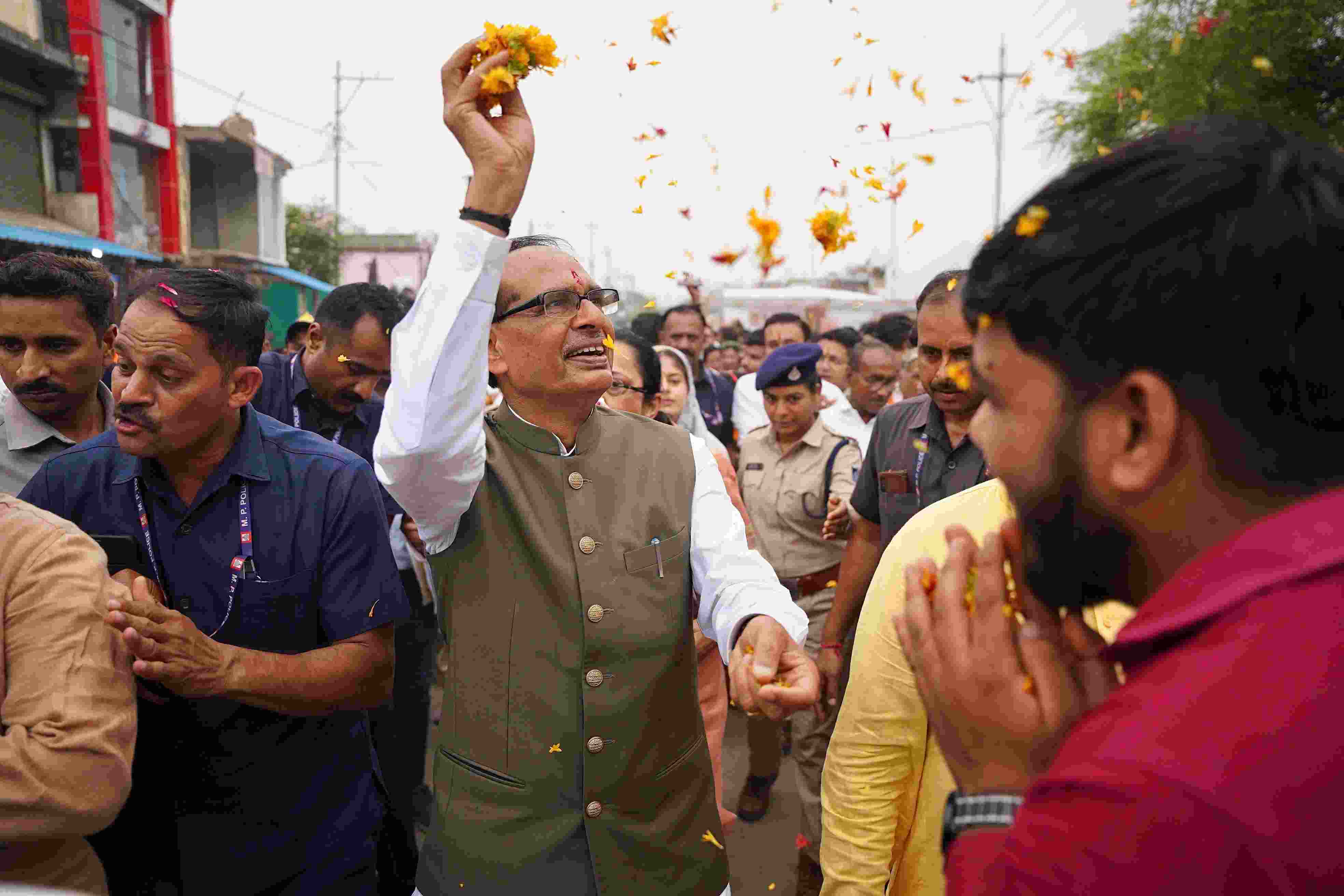 केंद्रीय मंत्री श्री शिवराज सिंह चौहान ने सीहोर जिले से विकसित भारत संकल्प यात्रा का किया शुभारंभ