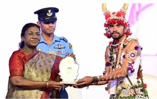 लिंगों घोटुल मांदरी नृत्य दल प्रथम स्थान | राष्ट्रपति ने किया सम्मानित | जनजातीय गौरव दिवस 2025