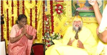 मथुरा में राष्ट्रपति द्रौपदी मुर्मू ने संत प्रेमानंद महाराज से की भेंट, आध्यात्मिक चर्चा में बिताए 25 मिनट