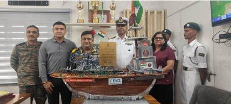 ECL ने भारतीय नौसेना को भेंट किया कबाड़ से बना अनोखा युद्धपोत मॉडल, ‘कचरे से कंचन’ की पहल!