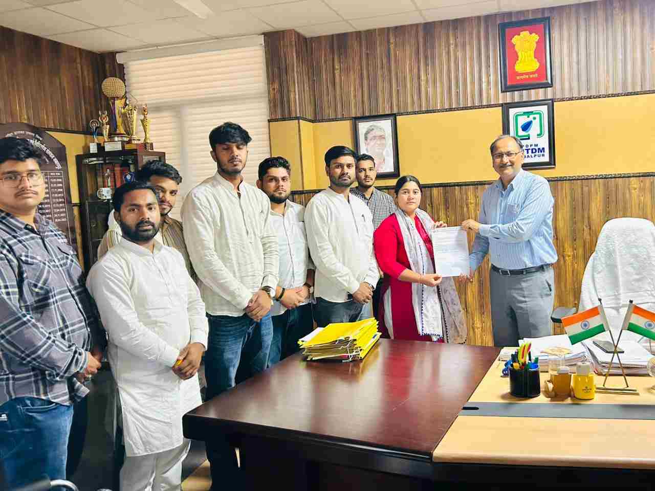 अभाविप ने IIITDM के निदेशक को सौंपा ज्ञापन: दोषी छात्रा पर कड़ी कार्यवाही करने की रखी मांग 