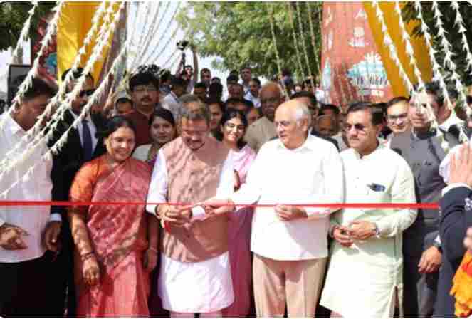 Ahmedabad International Book Festival 2025: धर्मेंद्र प्रधान ने पढ़ने की संस्कृति को बढ़ावा दिया