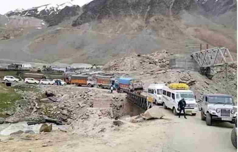 भारी बारिश से मनाली-लेह हाईवे पर भूस्खलन, सैकड़ों पर्यटक फंसे