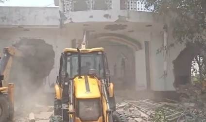 Ghaziabad Bulldozer Action: सरकारी भूमि पर बने ढांचे को किया गया ध्वस्त