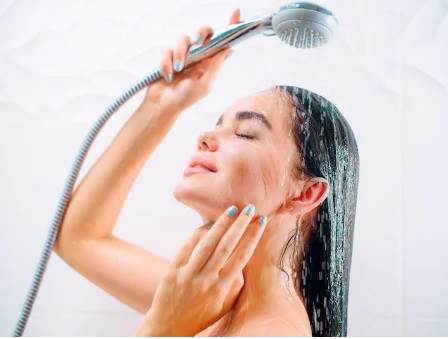 नहाते समय सिर पर पानी डालने की बड़ी गलती | डॉक्टर की चेतावनी