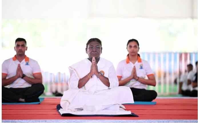 राष्ट्रपति द्रौपदी मुर्मु ने देहरादून में अंतरराष्ट्रीय योग दिवस 2025 मनाया