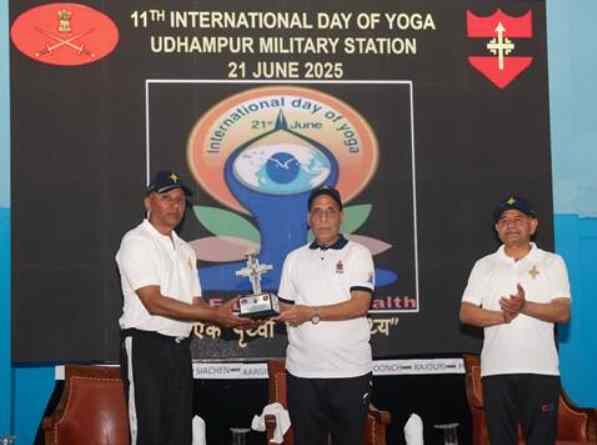 रक्षा मंत्री राजनाथ सिंह ने उधमपुर में सैनिकों संग योग कर मनाया अंतरराष्ट्रीय योग दिवस 2025