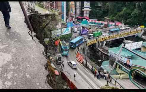 Himachal Weather Update: रेड अलर्ट के बीच तीन जिलों के स्कूल बंद, कई सड़कें ठप