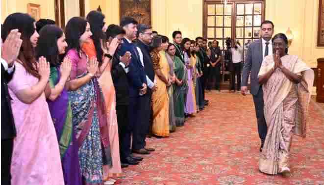 राष्ट्रपति मुर्मु से IFS प्रशिक्षु अधिकारियों की मुलाकात, राजनय में राष्ट्रहित सर्वोपरि