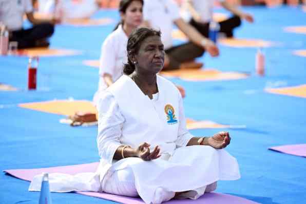 International Yoga Day 2026: राष्ट्रपति मुर्मु ने जबलपुर में किया योग