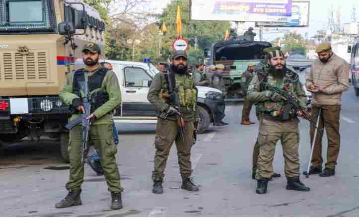 गणतंत्र दिवस से पहले जम्मू-कश्मीर में हाई अलर्ट, चप्पे-चप्पे पर सुरक्षा व्यवस्था कड़ी
