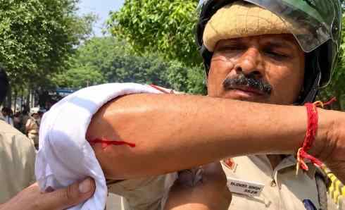Jantar Mantar Protest | दिल्ली में 2000 प्रदर्शनकारी हिरासत में, CJP संस्थापक अभिजीत दीपके की दादी का निधन 