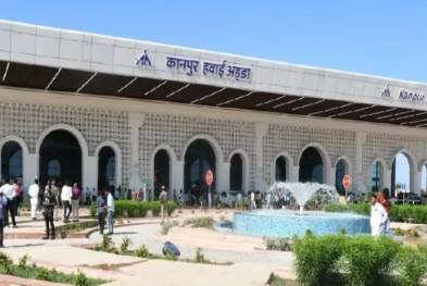 Kanpur Airport Accident: चलते इंजन के बीच विमान से उतरी प्रशिक्षु, गंभीर घायल