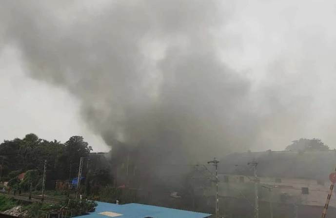 Kolkata Chemical Factory Fire: चितपुर केमिकल फैक्ट्री में भीषण आग, 11 दमकल गाड़ियों ने पाया काबू