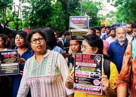 Kolkata NEET Protest Violence: कोलकाता हिंसा मामले में 2 और गिरफ्तार, कुल 16 आरोपी; पत्रकारों ने निकाला विरोध मार्च