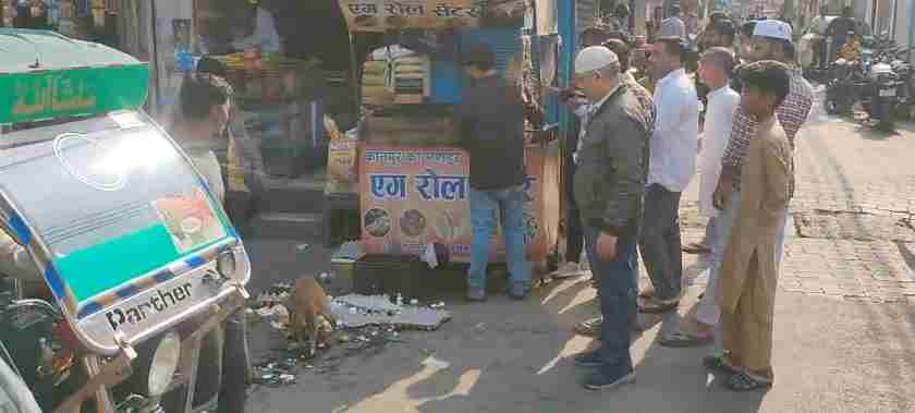 लखीमपुर खीरी: नशे में युवक का हंगामा, एग रोल सेंटर पर अंडे सड़क पर फेंके