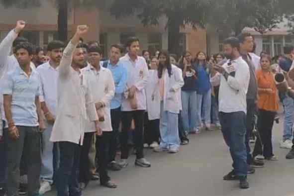 MP इंटर्न डॉक्टरों का आंदोलन खत्म, स्टाइपेंड बढ़कर 21,500 रुपये, 2 पुलिसकर्मी लाइन अटैच