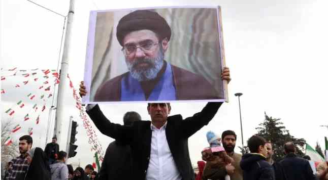 खामेनेई के बाद कौन संभालेगा ईरान की सत्ता? बेटे मोजतबा बने सबसे बड़े दावेदार, बढ़ीं अटकलें