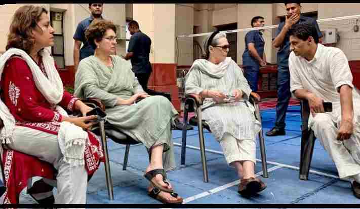 NEET विवाद: मंदिर मार्ग थाने में प्रियंका गांधी से मिलीं सोनिया गांधी, कांग्रेस का प्रदर्शन जारी