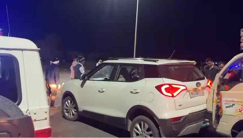 जूना-पानी चौक के छोटा हांथी ने महिंद्रा XUV300 को मारी टक्कर