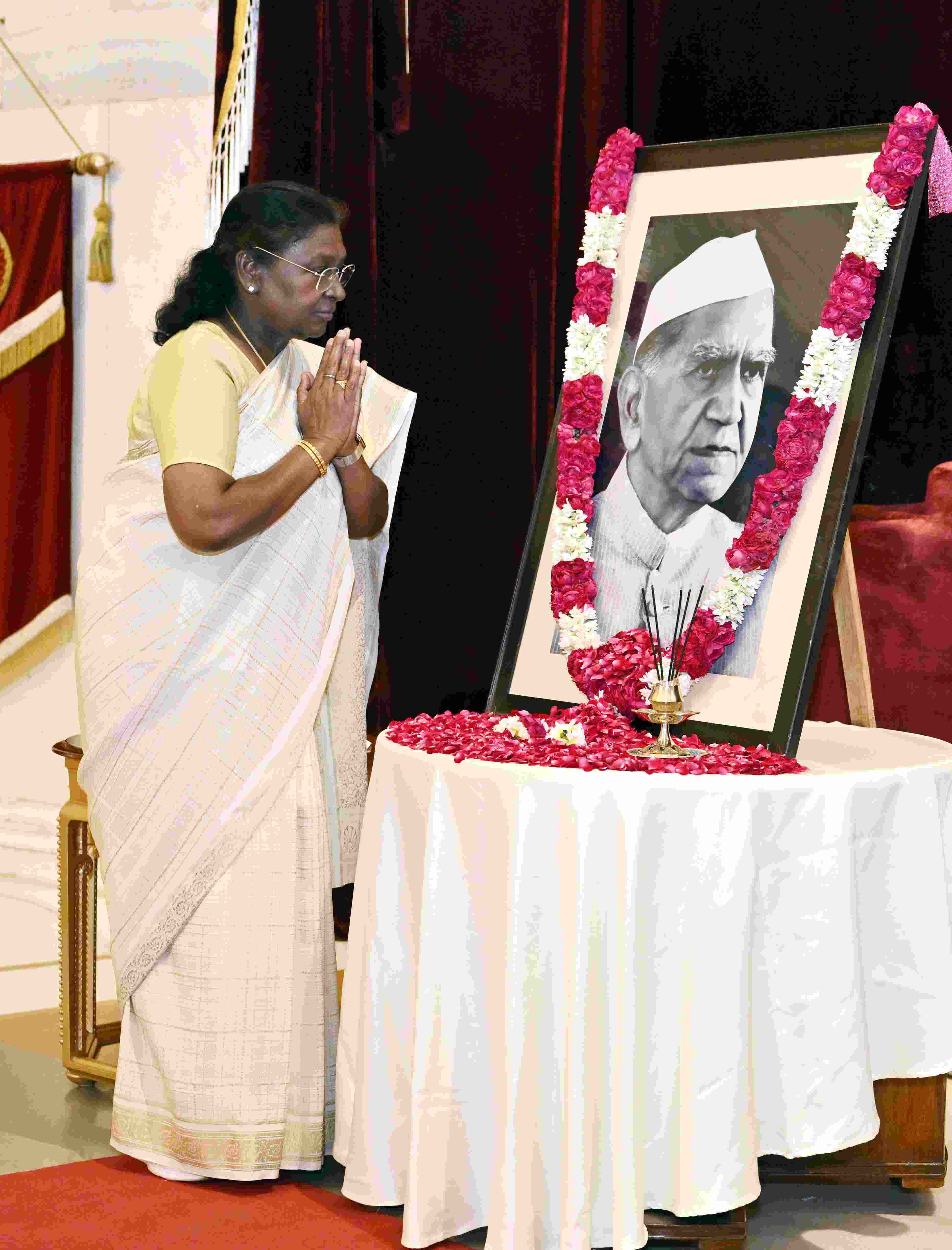 राष्ट्रपति ने फखरूद्दीन अली अहमद की जयंती पर उन्‍हें पुष्‍पांजलि अर्पित की