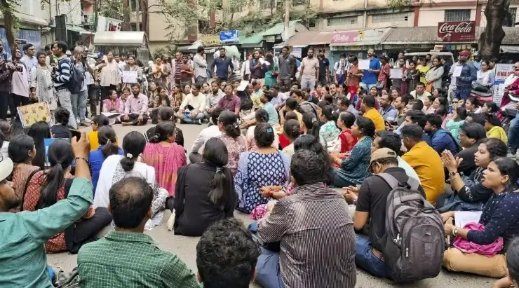 SSC के खिलाफ हजारों उम्मीदवारों का कोलकाता में सड़क रोको आंदोलन  