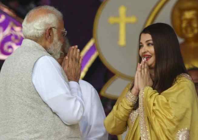 ऐश्वर्या राय बच्चन ने PM मोदी के पैर छुए, वायरल हुआ शताब्दी समारोह का वीडियो