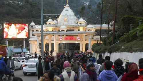वैष्णो देवी यात्रा रोकी गई: नवरात्रि में उमड़ी भारी भीड़, सुरक्षा के चलते बड़ा फैसला