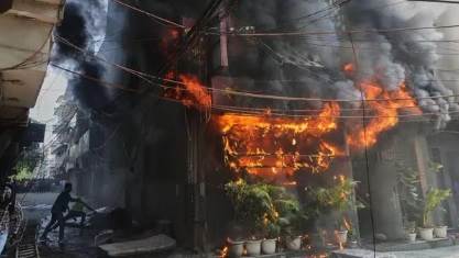 दिल्ली मालवीय नगर आग हादसा: अवैध होटल में लगी भीषण आग, 22 की मौत, जांच जारी