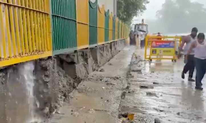 Noida News: सेक्टर-16 मेट्रो स्टेशन के पास 50 मीटर लंबा डिवाइडर ढहा, तेज बारिश के बाद बड़ा हादसा टला