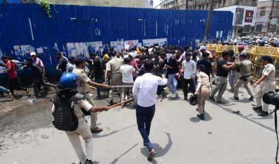 Patna Protest: NEET Leak पर भड़के छात्र, Tej Pratap Yadav हिरासत में, Police ने किया Lathicharge