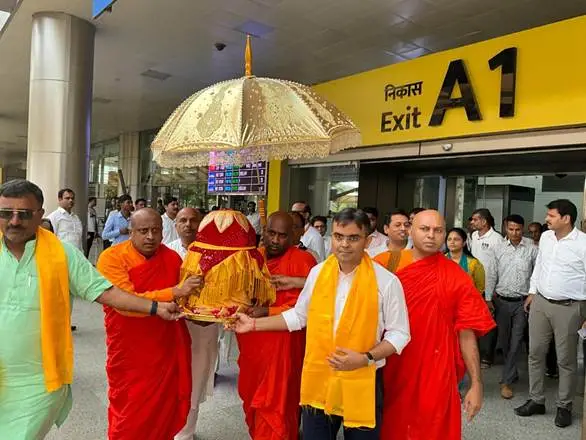 भगवान बुद्ध के पवित्र अवशेष पूर्ण श्रद्धा और समारोह के साथ सारनाथ पहुंचे