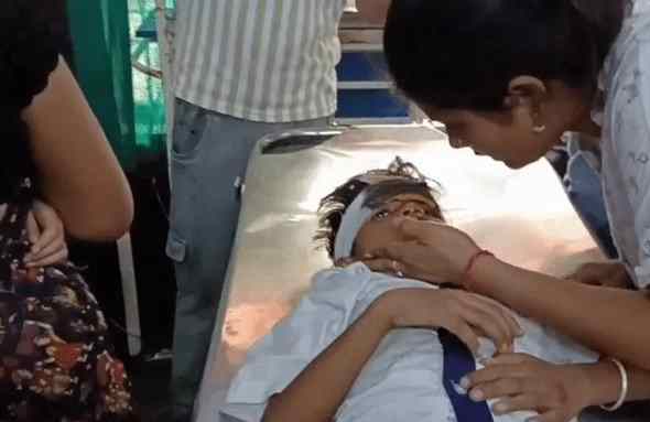 School Bus Accident in Jalaun: बच्चों से भरी स्कूल बस खाई में पलटी, बच्चों में मची चीख-पुकार