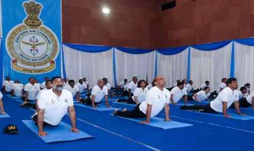 International Yoga Day: सैनिकों और अधिकारियों ने उत्साह के साथ किया योग