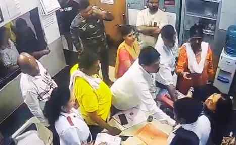 Doctor Assault Case: CCTV फुटेज के बाद पुलिस ने रमेश म्हात्रे को दबोचा