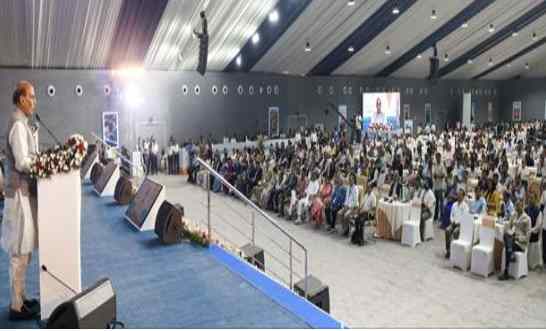 Vibrant Gujarat 2026: रक्षा उत्पादन और तकनीक पर राजनाथ सिंह का जोर