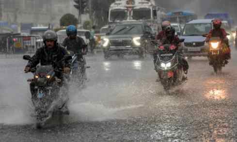 Bengal Weather Update: भारी बारिश से जनजीवन प्रभावित, कई जिलों में रेड अलर्ट