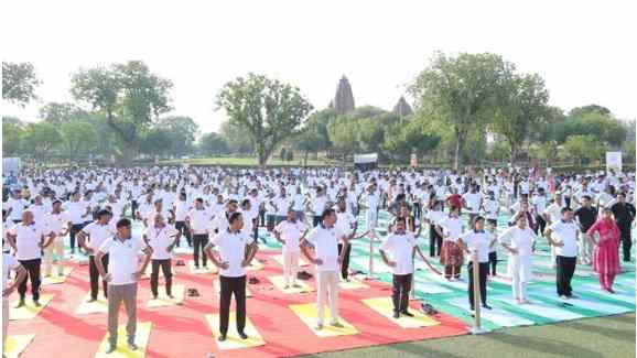कोलकाता में मुख्य आयोजन, स्वस्थ वृद्धावस्था थीम और खजुराहो योग महोत्सव की झलक 