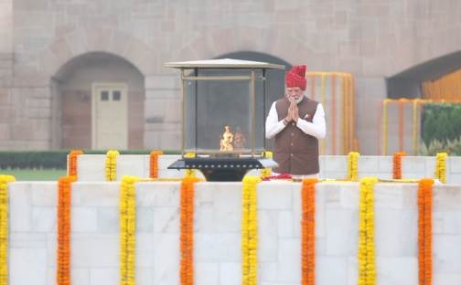 राजघाट पर PM मोदी ने महात्मा गांधी को दी श्रद्धांजलि, राष्ट्र निर्माण का संकल्प दोहराया